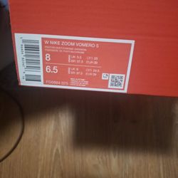 Brand NEW NIKE zoom Vomero 5