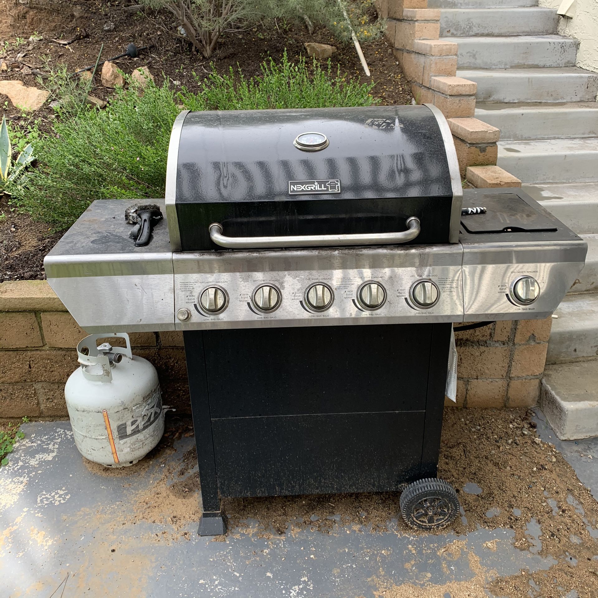 bbq grill with 2 propane tanks