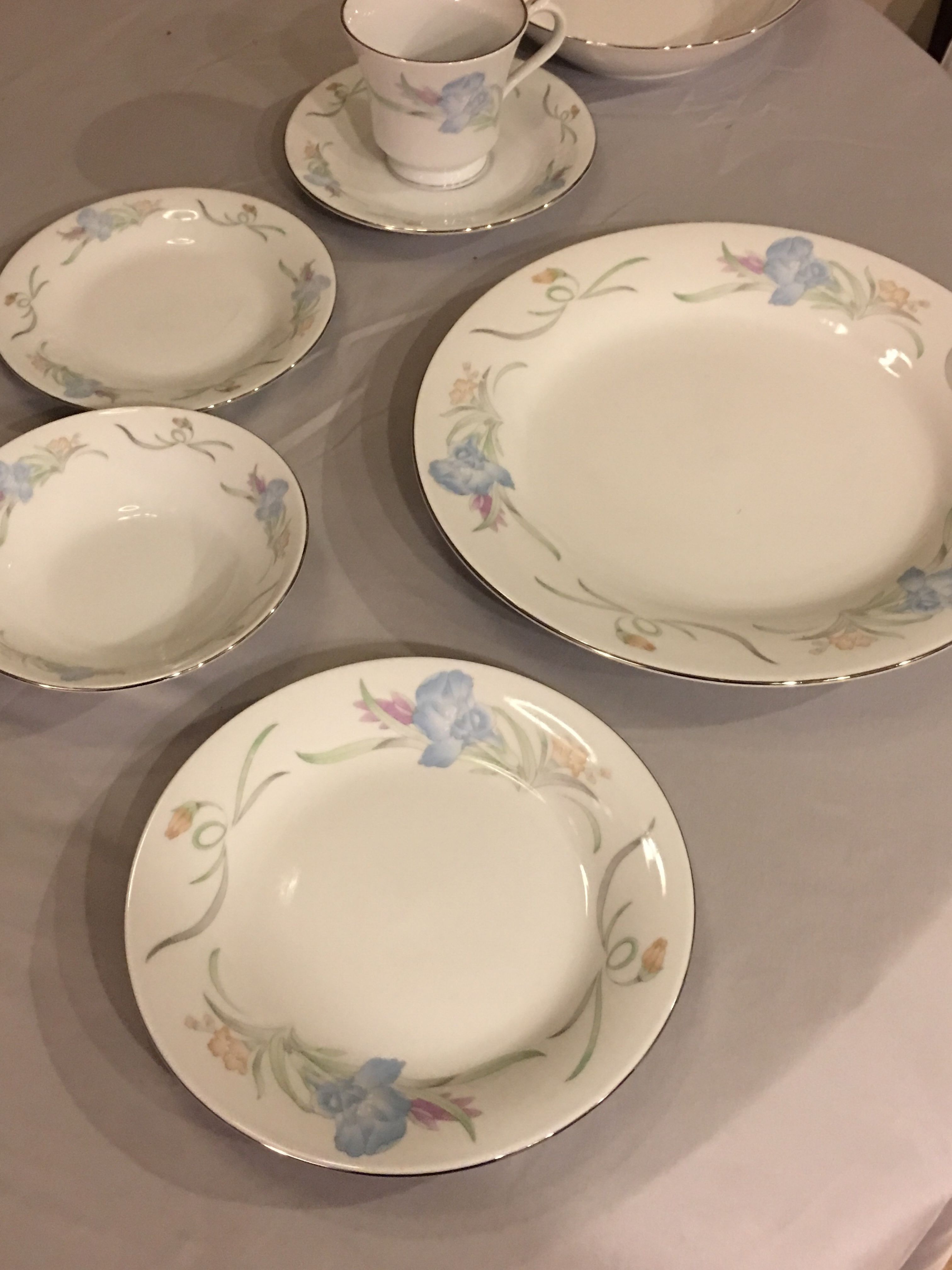 92 Piece China Pearl Lilly Pattern Dish Set