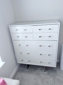 White gloss 7 drawer dresser with silver legs