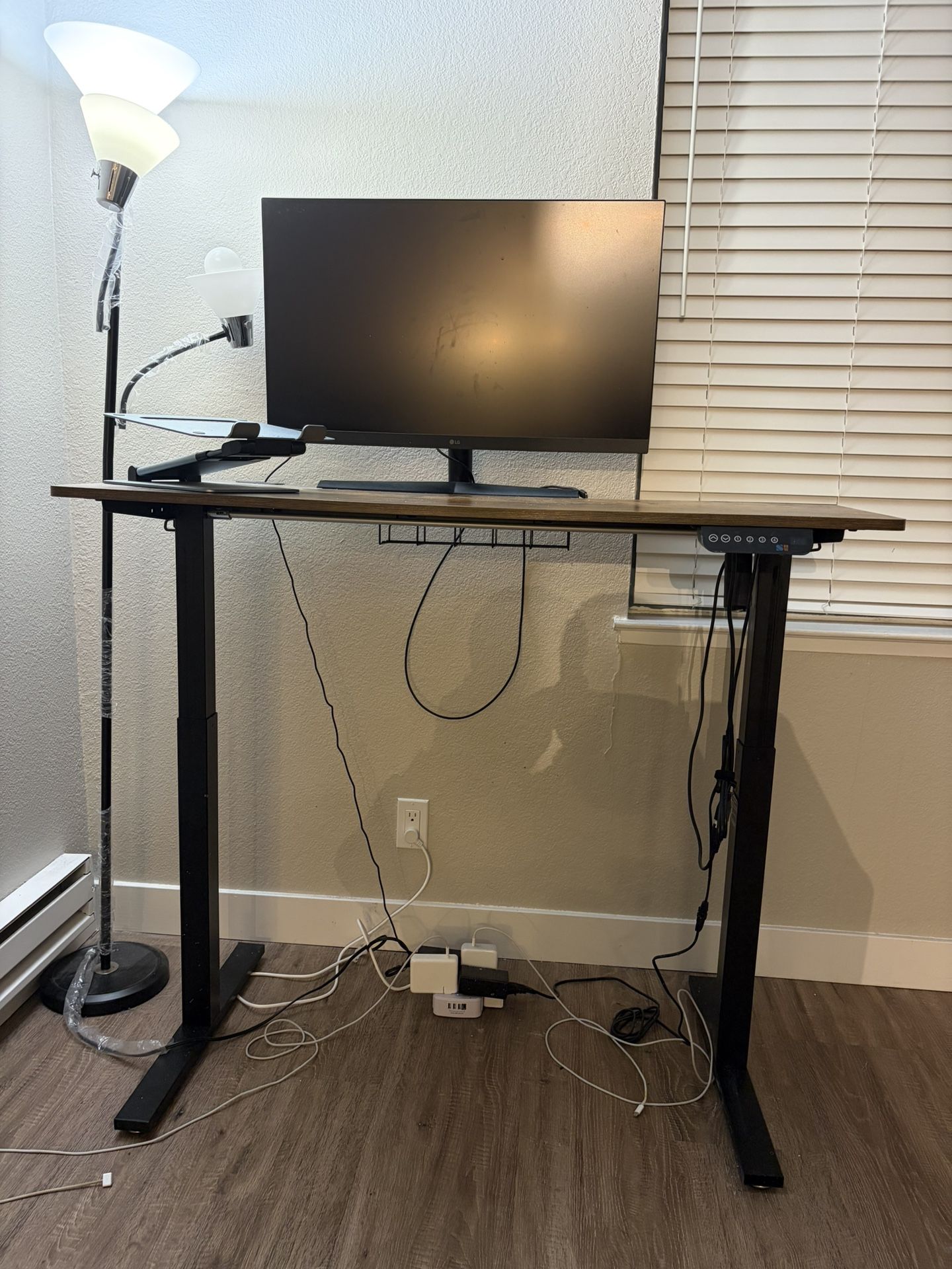 Electronic standing desk
