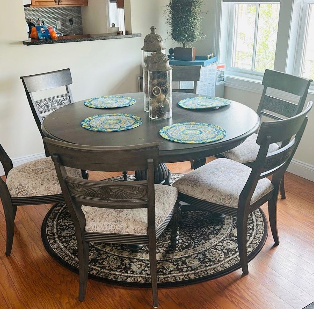 ETHAN ALLAN ROUND DINING TABLE WITH LEAF INSERT AND CHAIRS