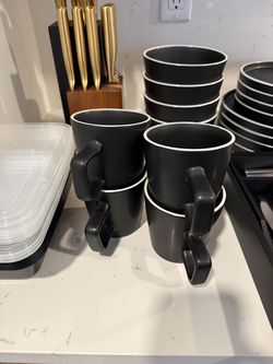 kitchen set / plates /bowls / cups