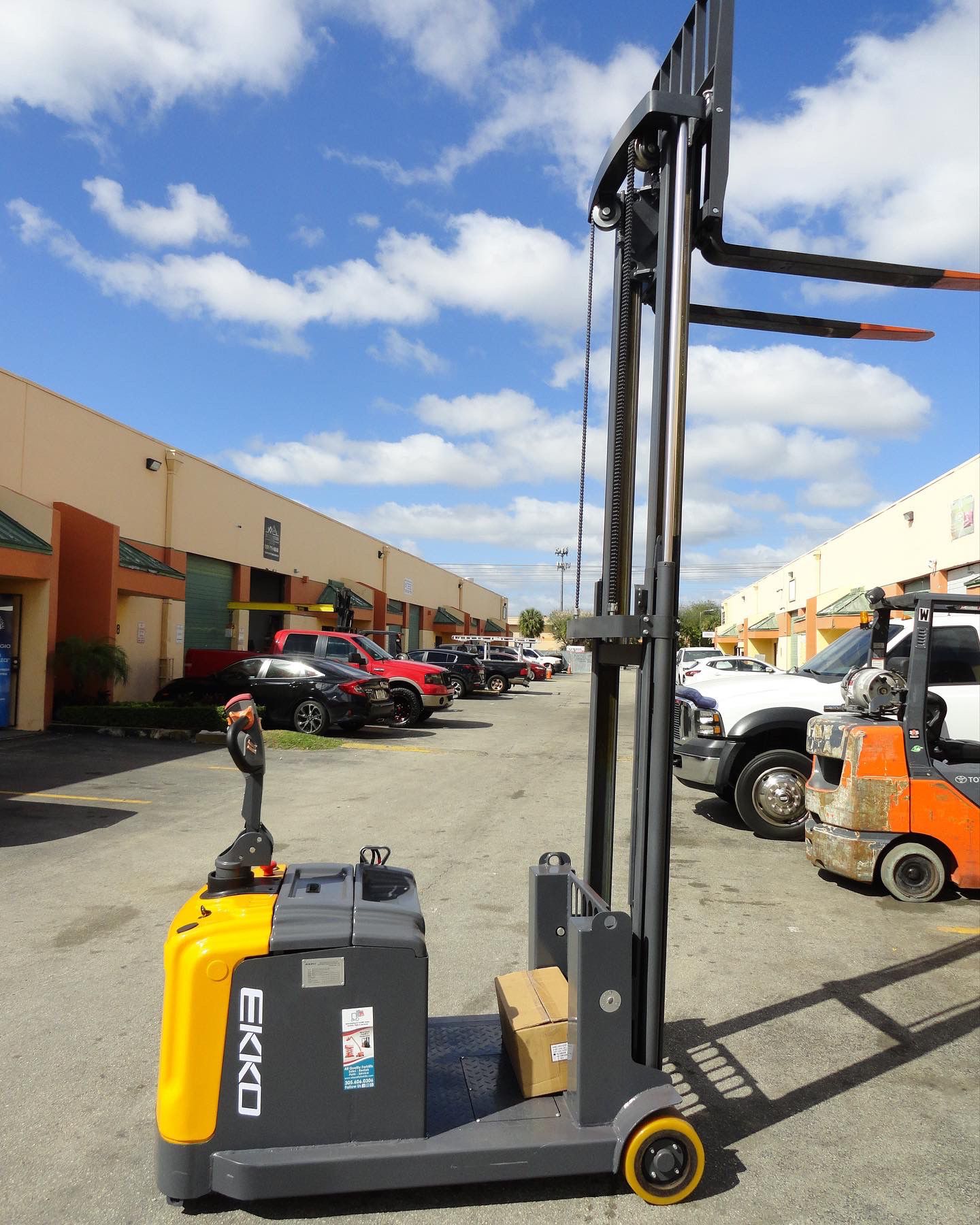 2022 Full Electric Counterbalance Forklift 3300lbs Capacity 11.5 Foot Height 
