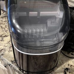 Ice maker tabletop