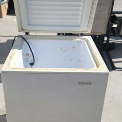 Holiday 5-cu ft Manual Defrost Chest Freezer (White)
Item #75729 |

Model #LCM050LC