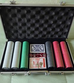 Poker chip in locking case