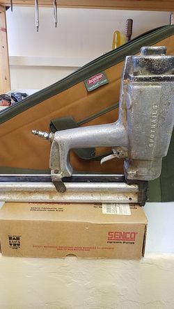 Spotnails 1" staples gun with a box of staples and carrying case