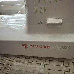 Singer SM024 Sewing Machine Like New !!