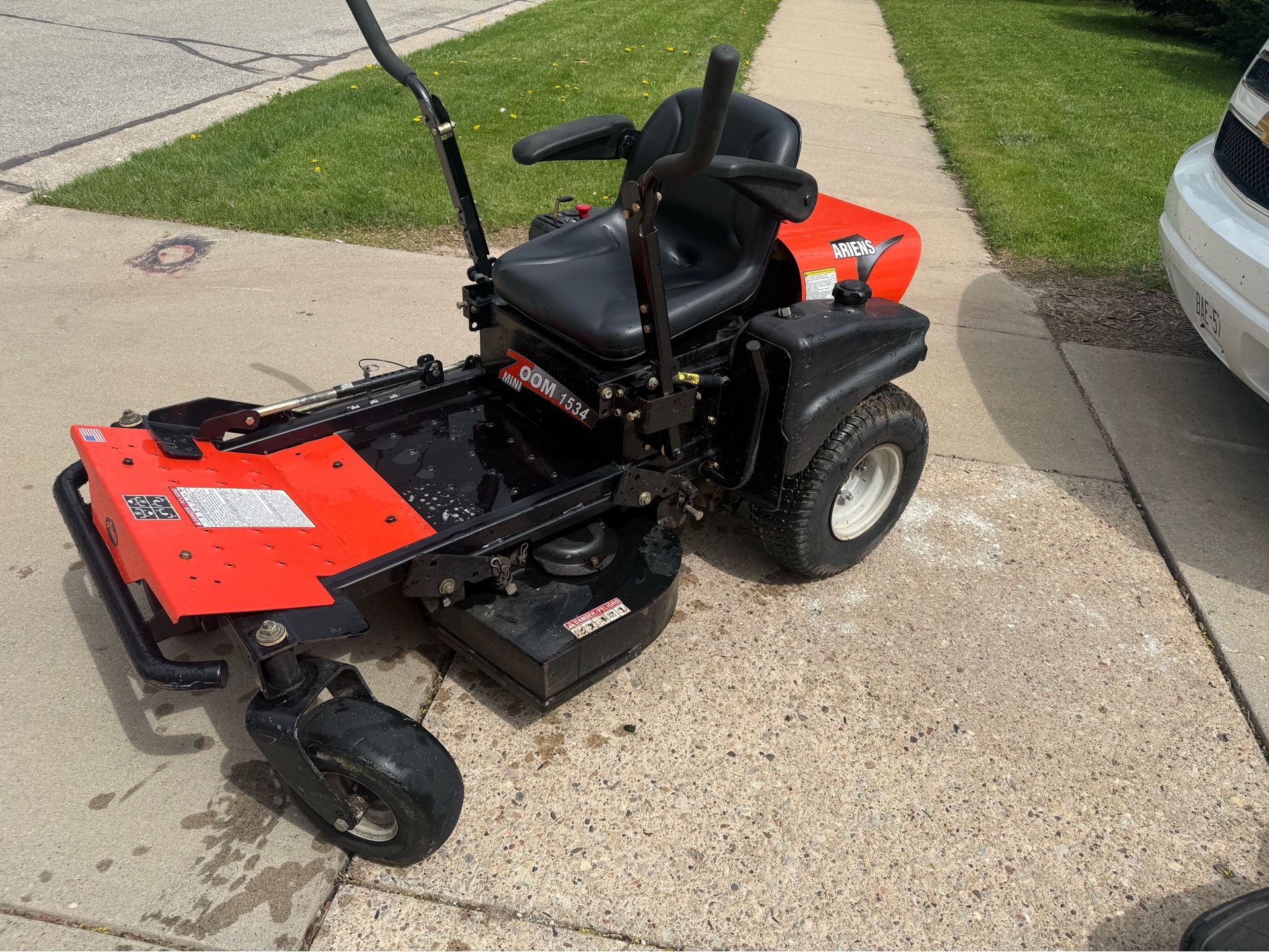 2010 Ariens mini zoom 1534 34 inch cut with a 15.5 hp engine well maintained (500 hours)