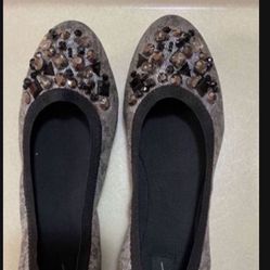 CA. SIZE 9. SIMPLY VERA WANG. BLING. RHINESTONE. FLAT SHOES. WORN TWICE. 