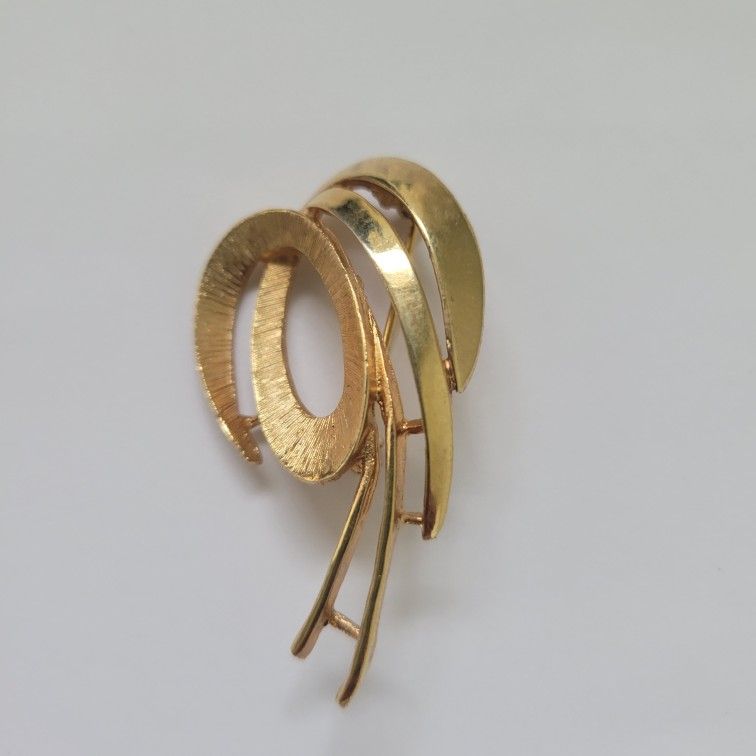 Vintage CORO Swirled Brooch Pin Costume Textured Gold Tone abstract Jewelry