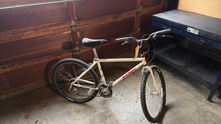 Mountain bike – specialized Rockhopper- white