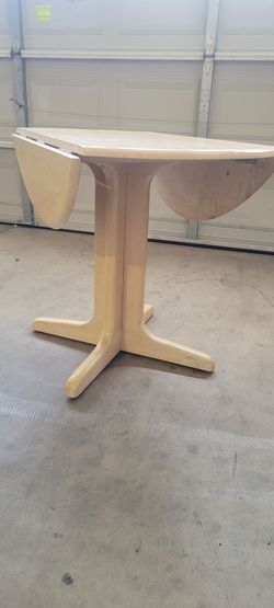 Round wood table