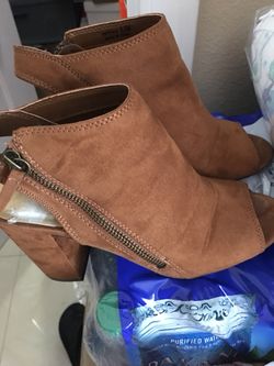 Selling this heels