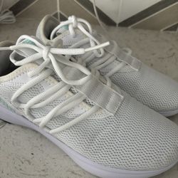 Women Puma Soft Foam Size 6