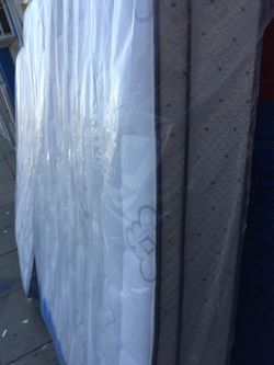 Queen mattress and box $225