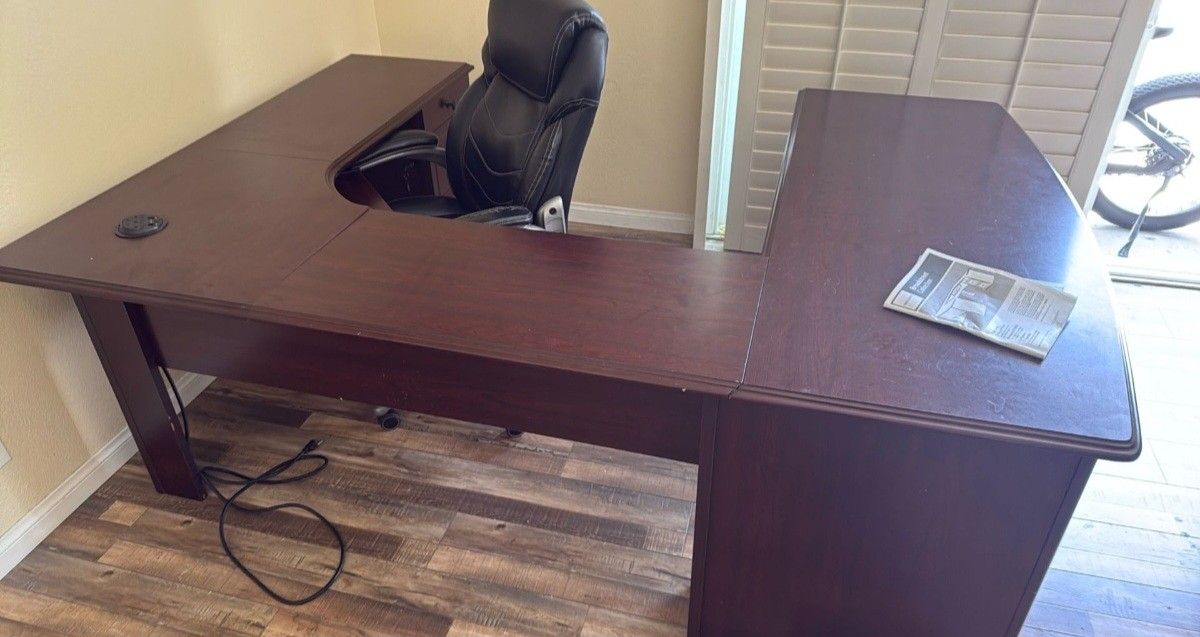 U- Shaped Office Desk 