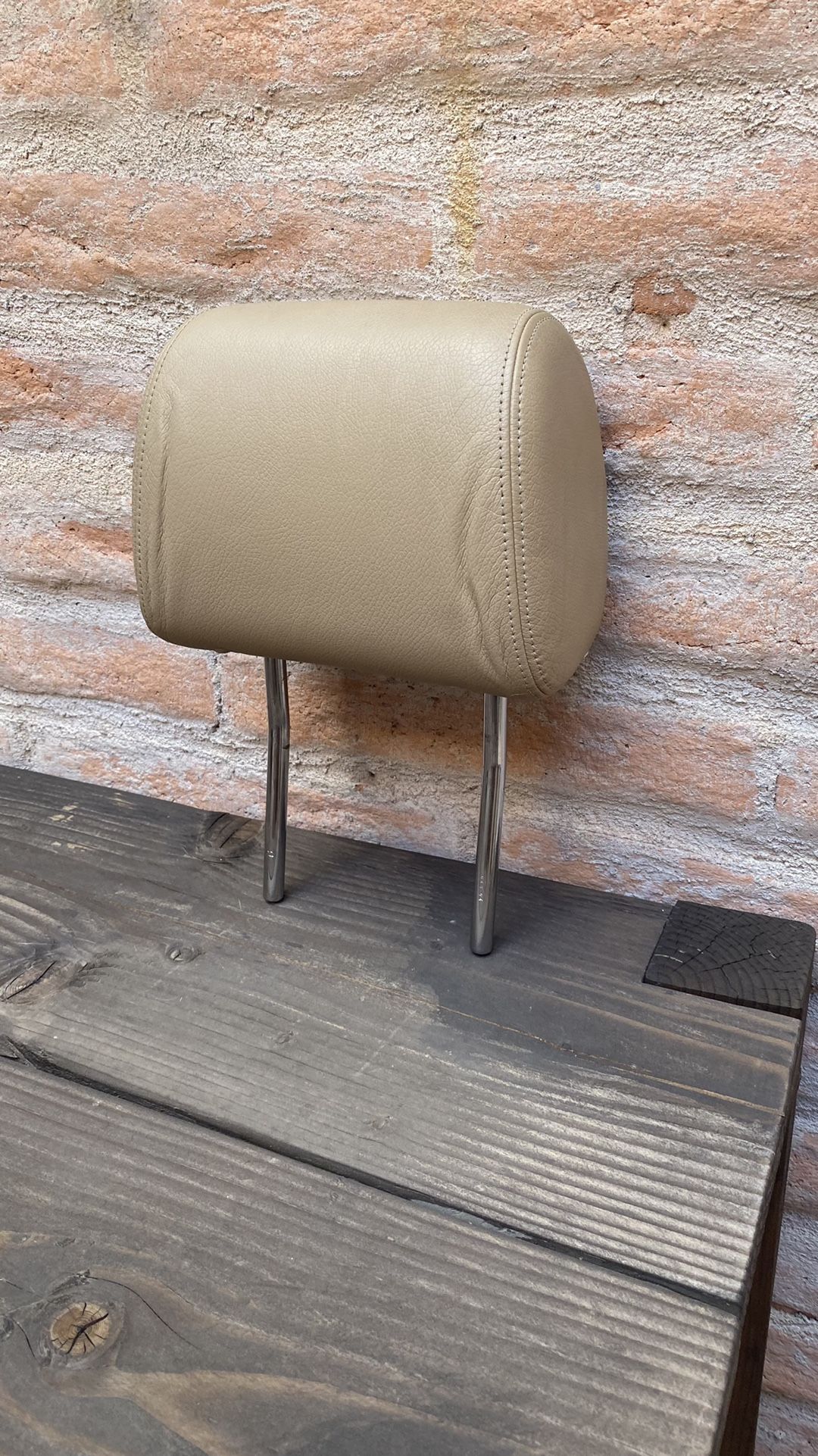 VW Touareg Headrest