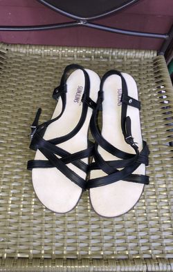 Women’s size 10 G. H. Bass & Co. SUNJUNS black leather strappy flat sandals in excellent condition