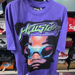 Hellstar modelo Goggles T-Shirt Purple.