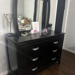 $ 300 Full Black Bedroom Set With a Pull Out Twin Bed Underneath 
