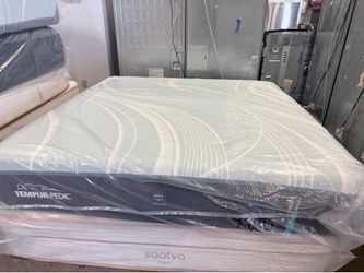 SALE 💥King mattress Tempurpedic LuxeAdapt medium hybrid 2.0 💥 Financing available 🤩