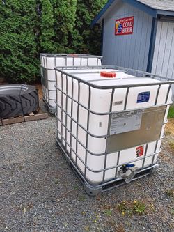 275 Gallon Water Holding Tank, with Metal Crate and Spout