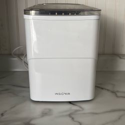 Insignia Ice Maker (white)