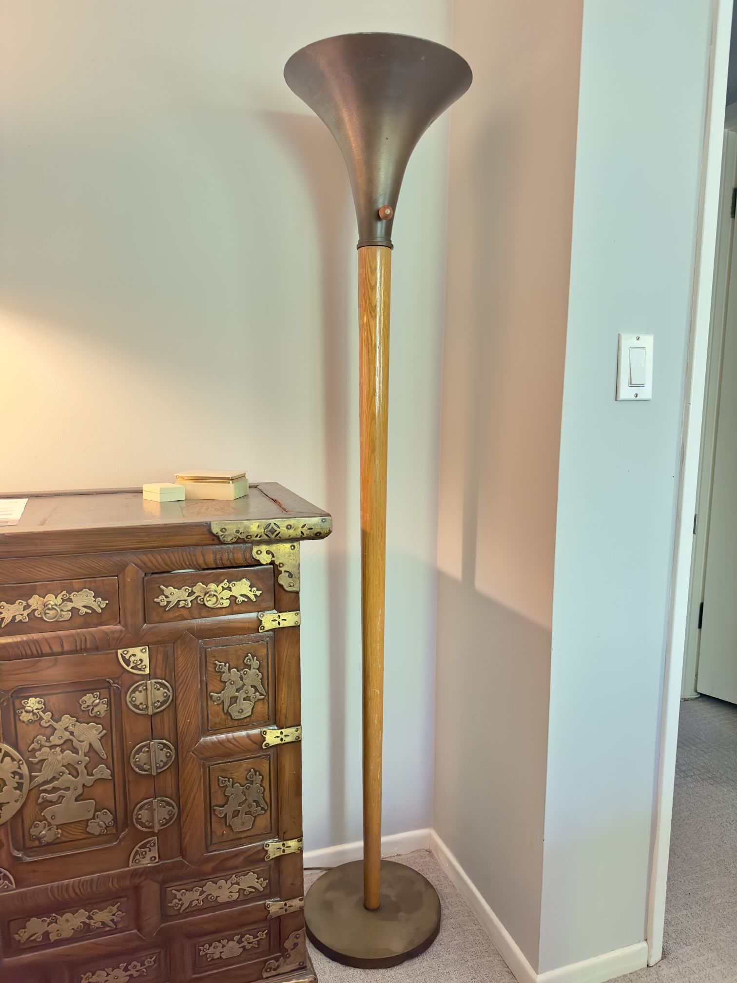 RUSSEL WRIGHT Torchiere, USA, c. 1940, Brass, Stained Oak, Mutual- Sunset Lamp Co