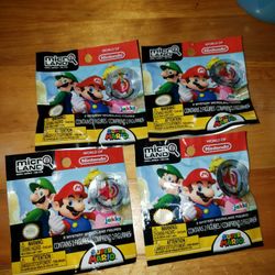 4 PACKS OF WORLD OF NINTENDO 2 SUPRISE FIGURINES IN EACH