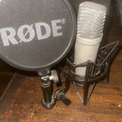 Rode NT1-A Condenser Microphone with SM6 Shockmount and Pop Filter - Silver