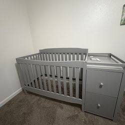 Convertible Crib with Changing Table & Drawers – Great Condition – No Mattress