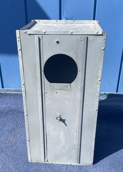 Metal Nest Box … Great Condition ! Med Parrot or Conure / Ringneck Size !