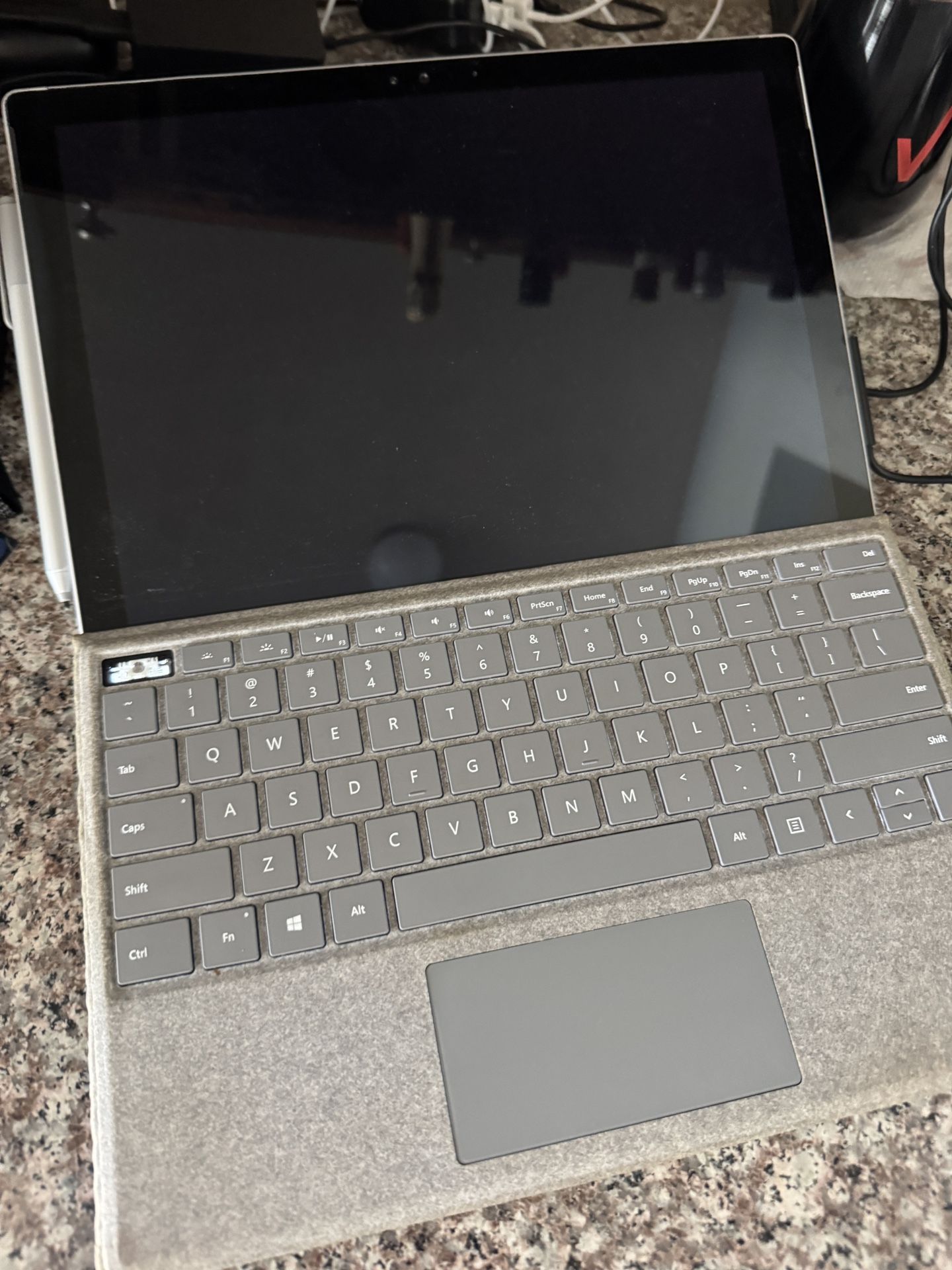 Surface Pro 4 256 GB W Alcantara Keyboard Cover, USB 3.0 Hub