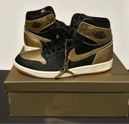 Air Jordan 1 Retro High Black Gold Sneakers
