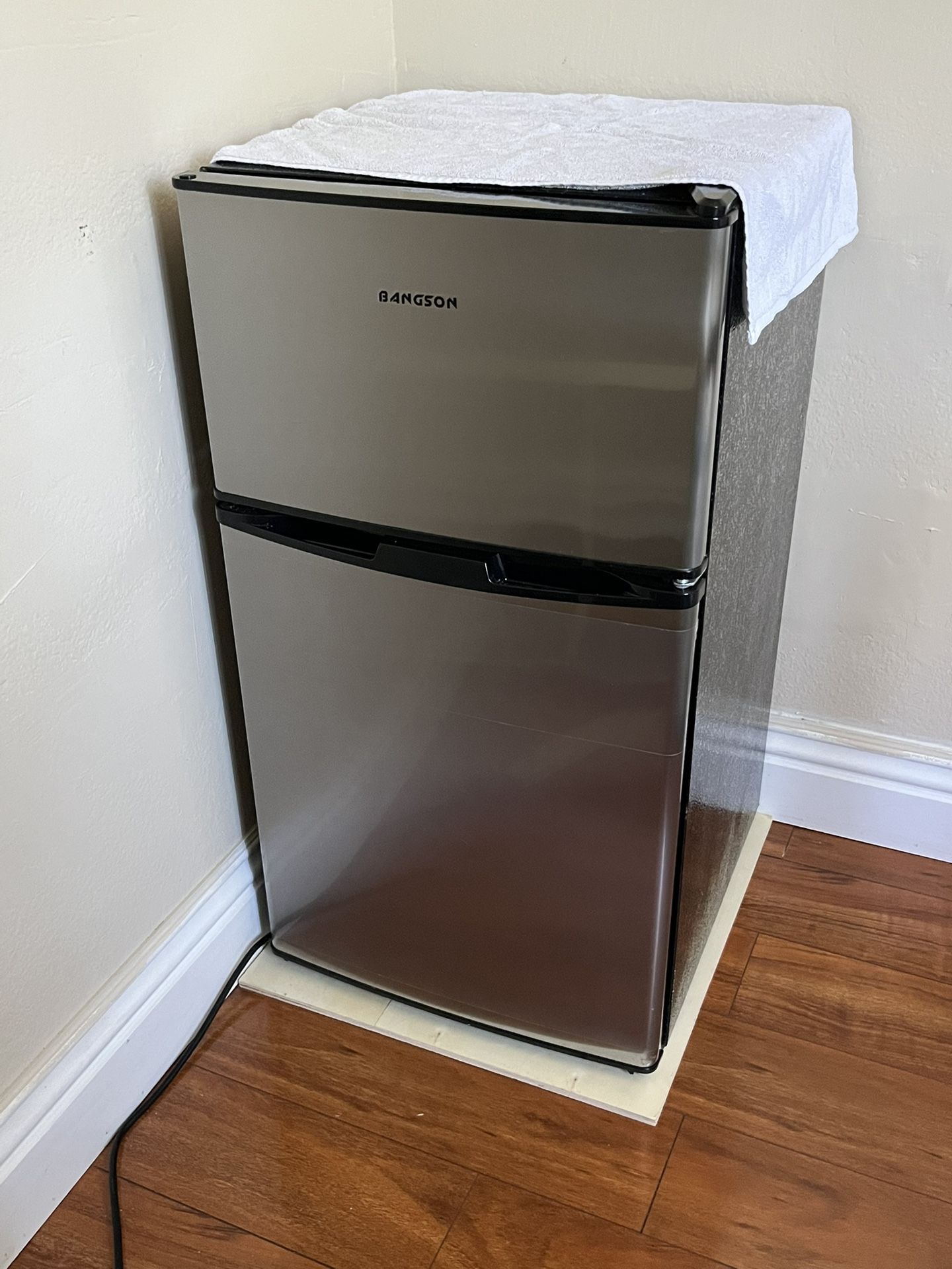 Refrigerator, Like New, $110
