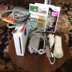 Nintendo Wii works very good three games controller charger and everything 