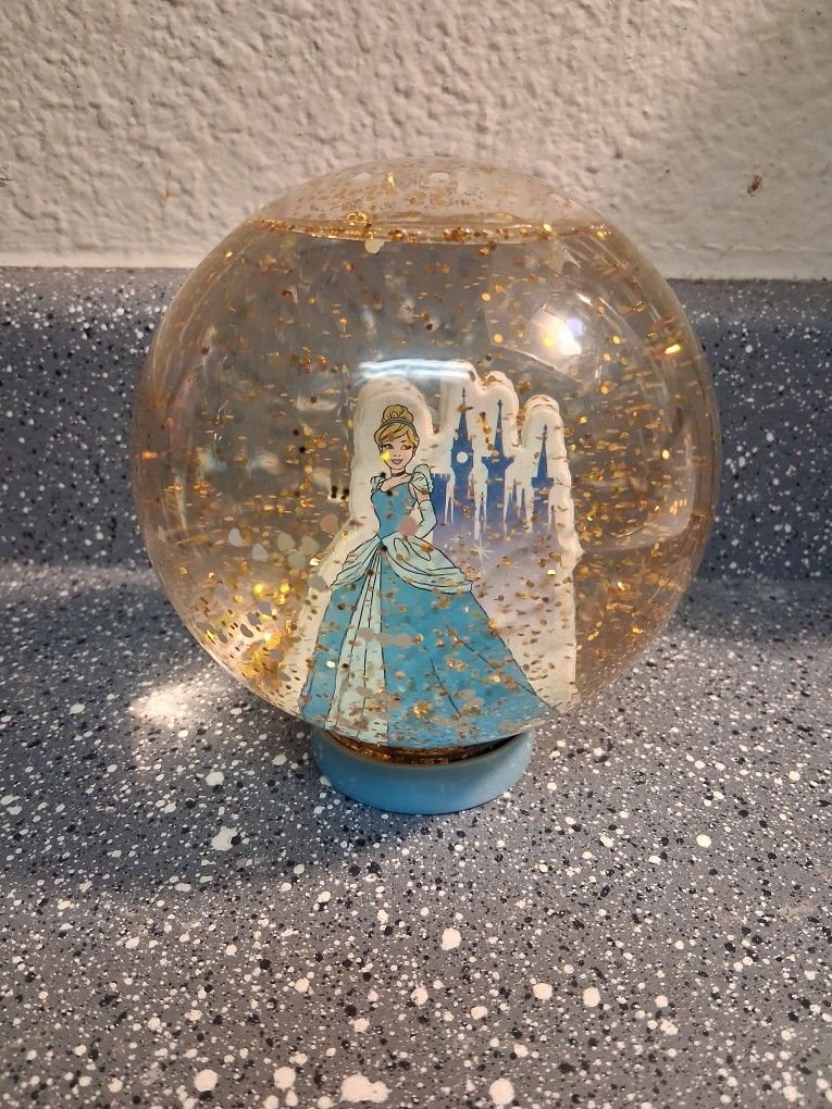 Snow White Snow Globe Rainbow/charleston Pickup Between 2;00-10 4:00 Pm Cash Only