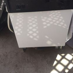 Whirlpool dishwasher. Excellent shape. Works great no problems.