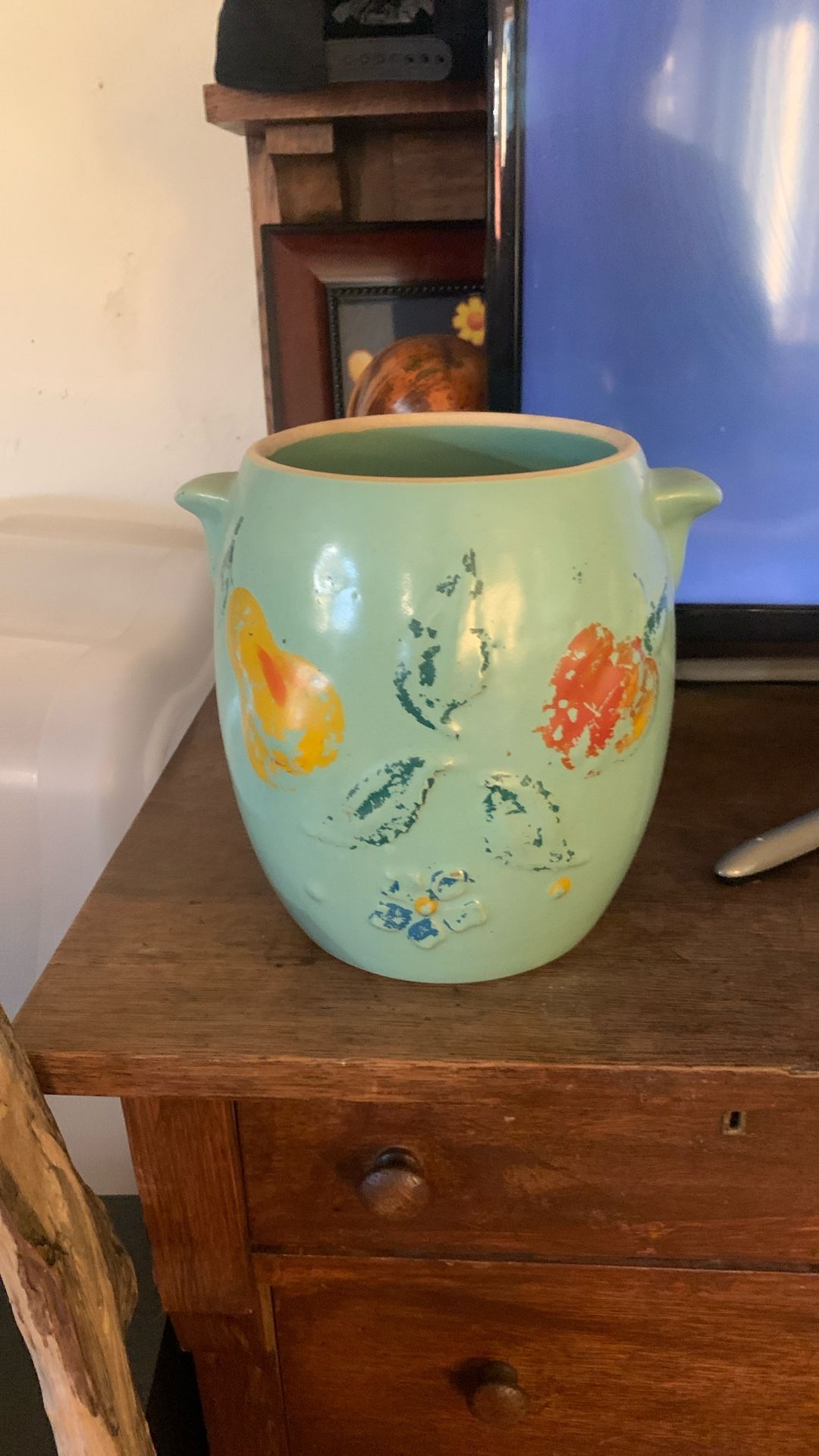 USA COOKIE JAR/CROCKS?