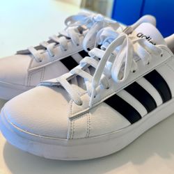 Adidas Women's Grand Court 2.0 Tennis Shoe Size 9