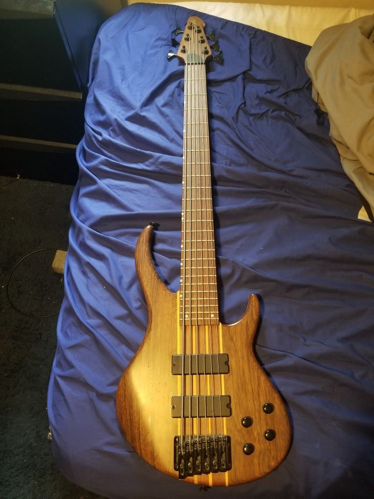 6 string Peavey Grind Bass Guitar with stand