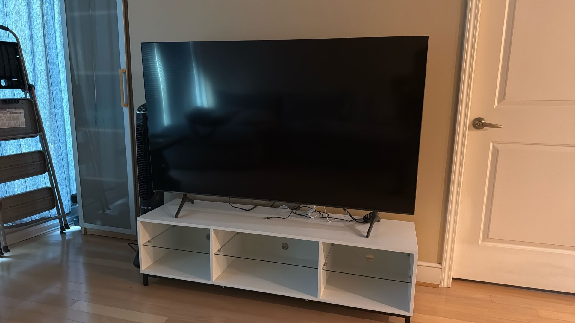 Samsung 65Inch UHD 4K smart TV And Tv Stand