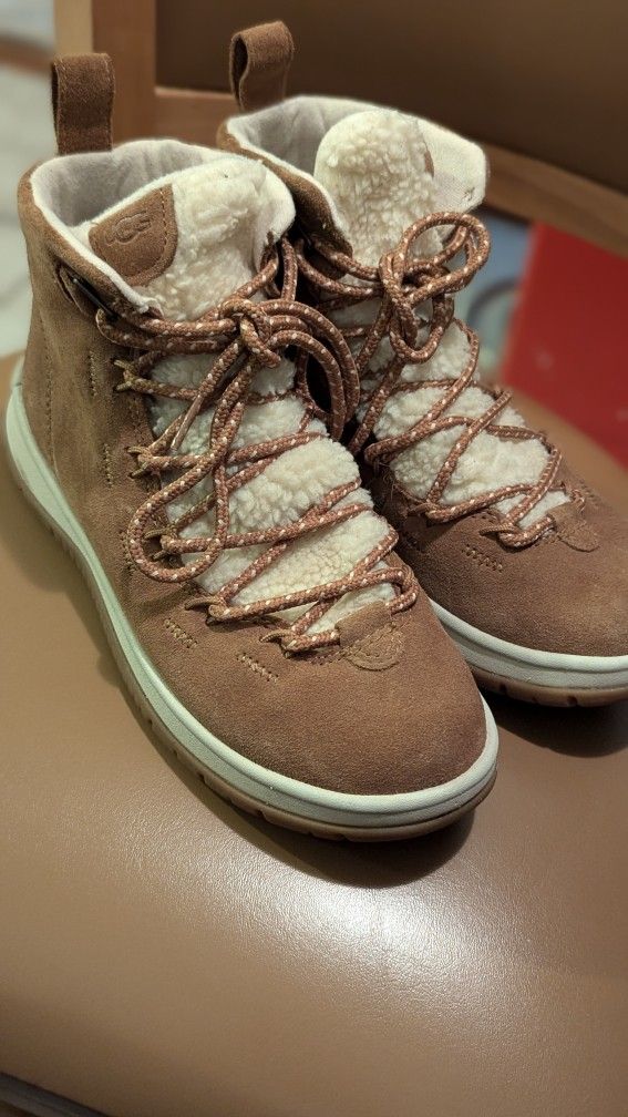Women UGGs Lake Sider Size 7.5