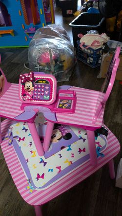 Minnie Mouse Table / chairs