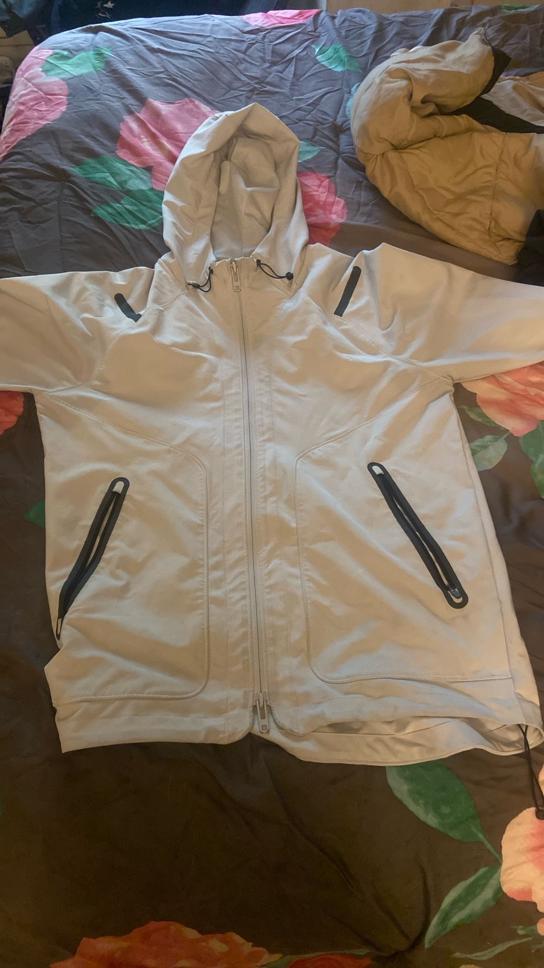 White Under Armour Jacket 65$ Men’s Small
