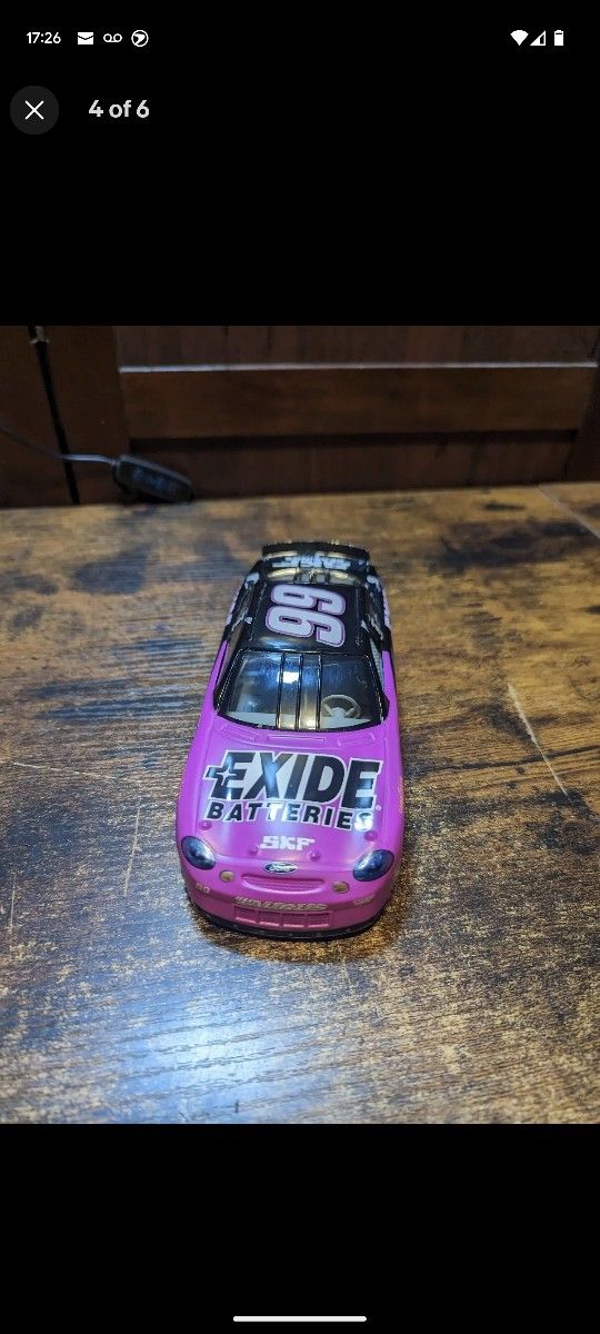 Jeff Burton Racing Champions  99 Exide 1998 Ford Taurus 1:24 Car