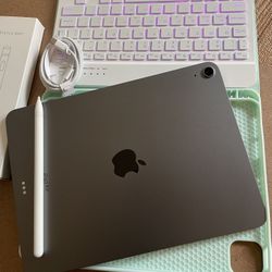 Apple iPad Air 5th Generation (M1 chip / 2022) 64GB with keyboard, pencil & Accessories 