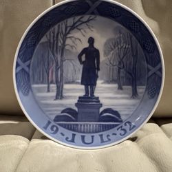 PRISTINE ANTIQUE ROYAL COPENHAGEN CHRISTMAS PLATE FROM 1932